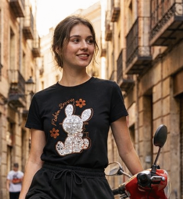 CAMISETA NEGRA CONEJO ALGODÓN